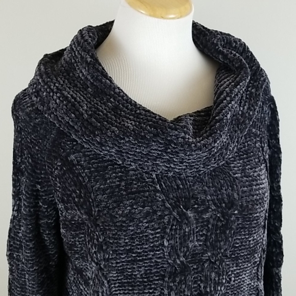 Love @ First Sight Cable Knit Crop Sweater in Navy - Picture 2 of 9